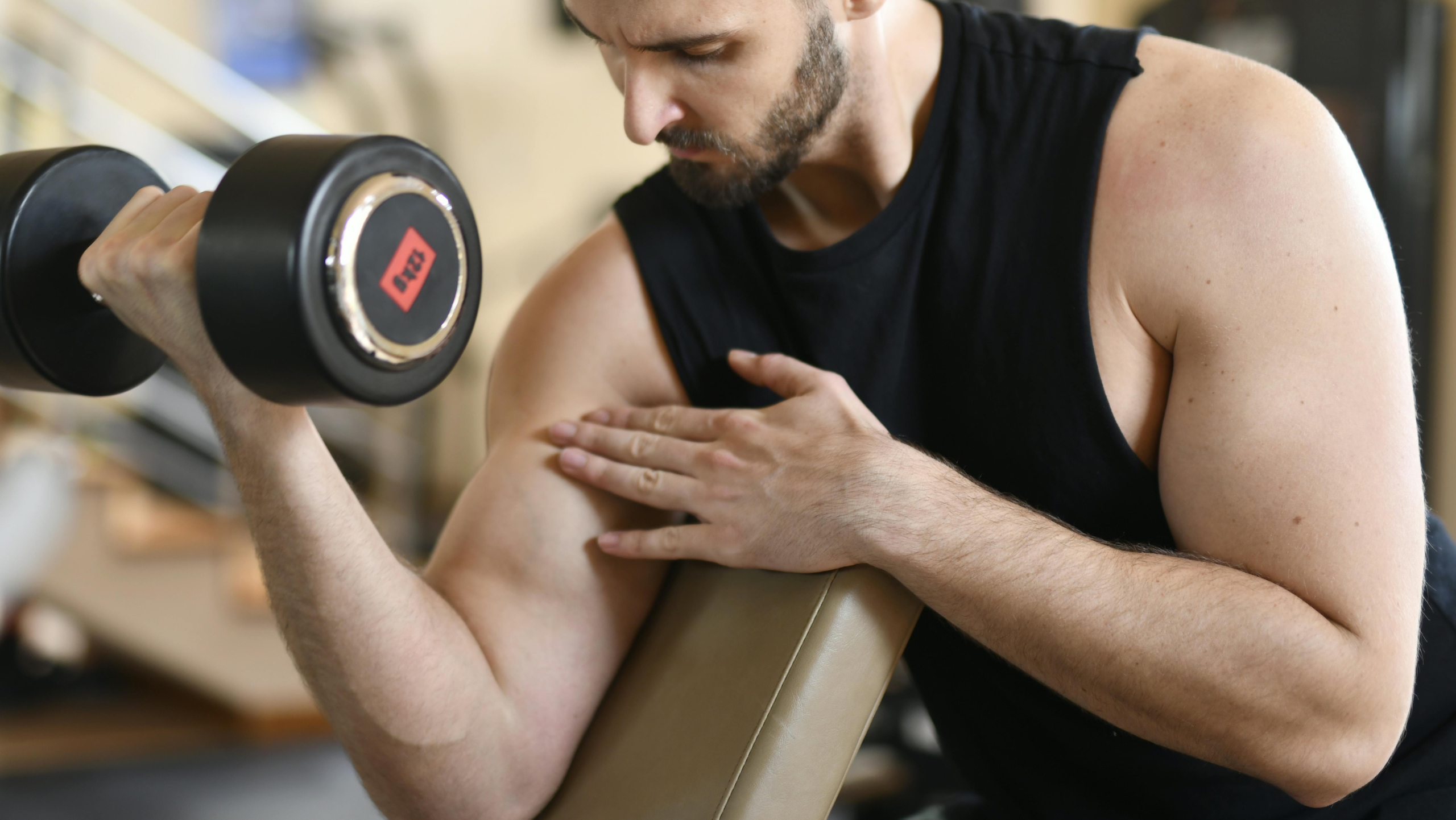 man lifting weights after seeing chiropractor for shoulder pain relief in queen creek AZ in the power ranch area