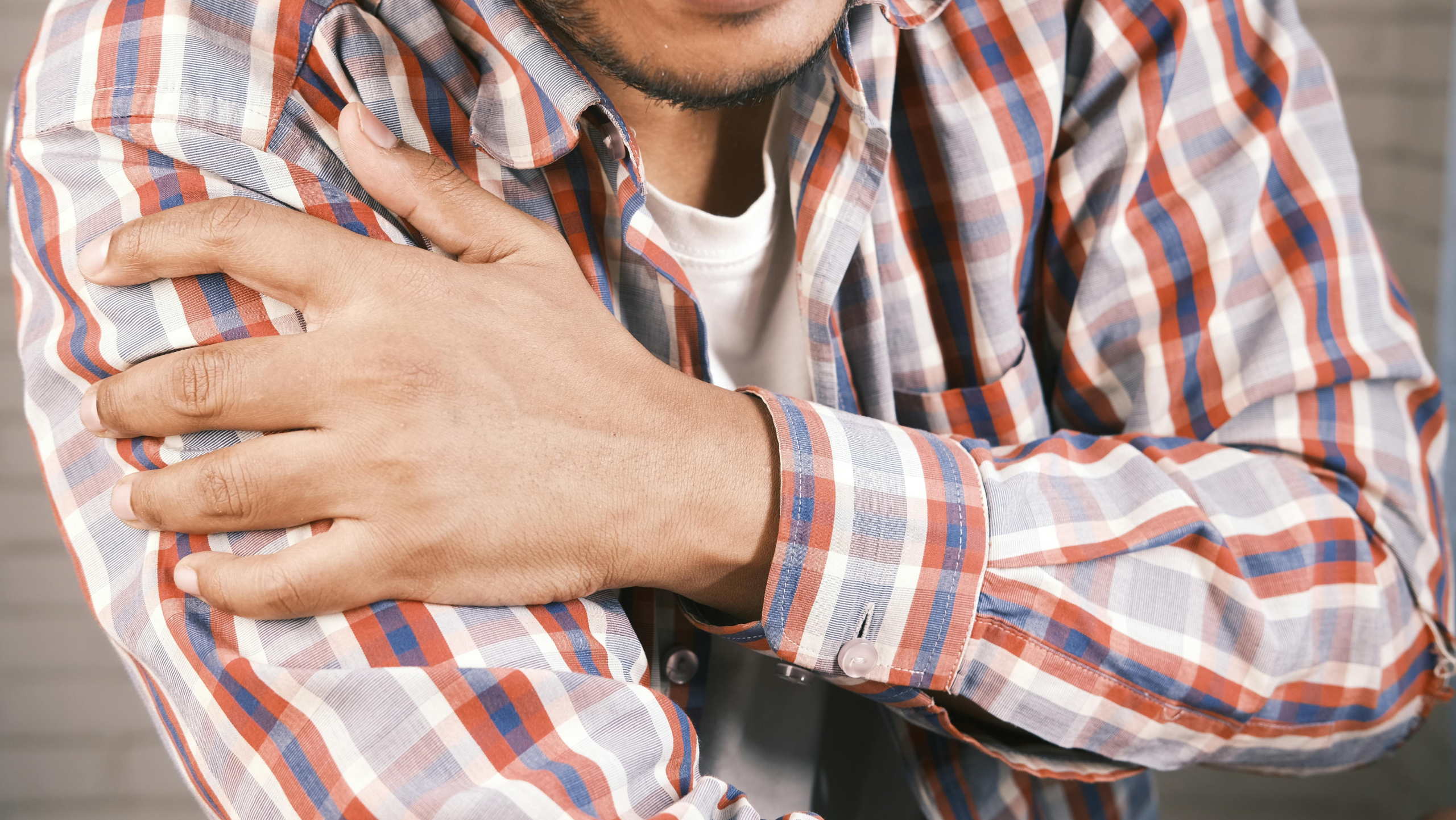 man with shoulder pain looking for chiropractic treatment San Tan Valley Arizona
