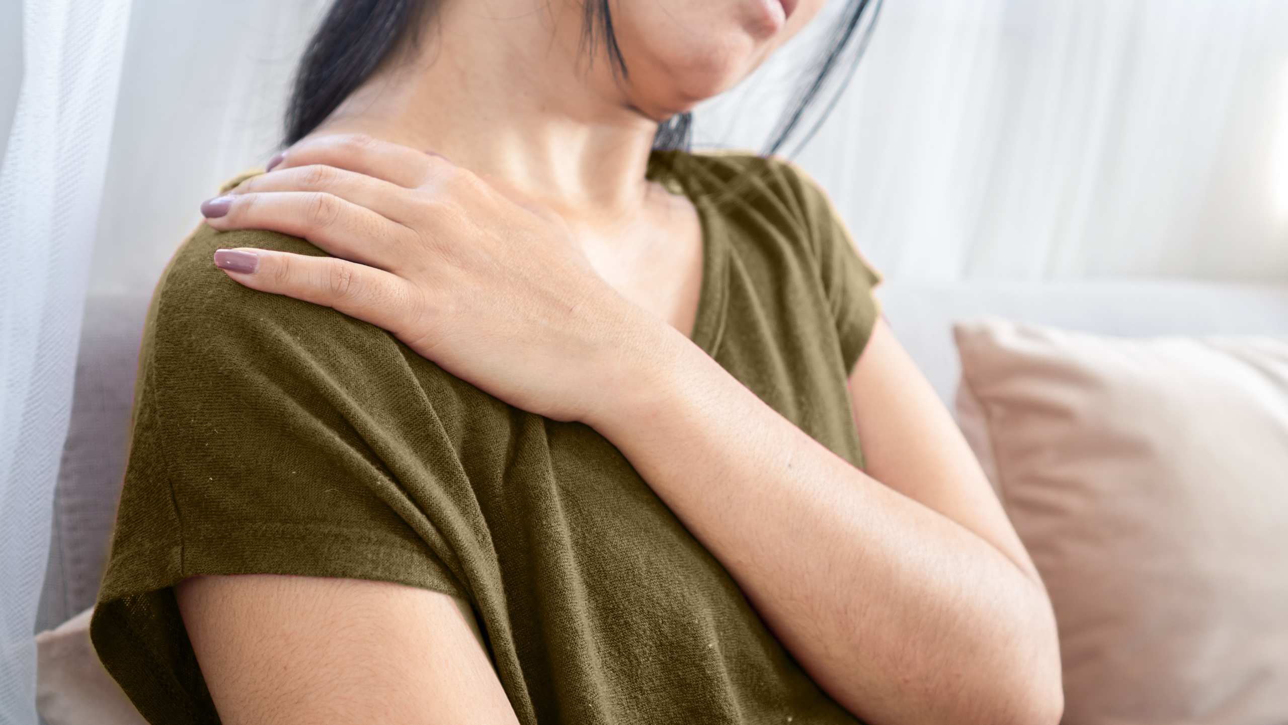 Woman with shoulder pain looking for chiropractic treatment Mesa Gateway, Arizona