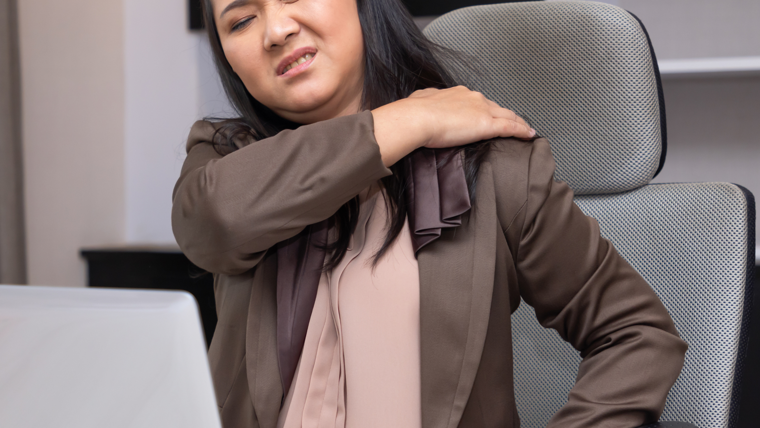 woman with shoulder pain looking for chiropractic treatment Gilbert Arizona near San Tan Village
