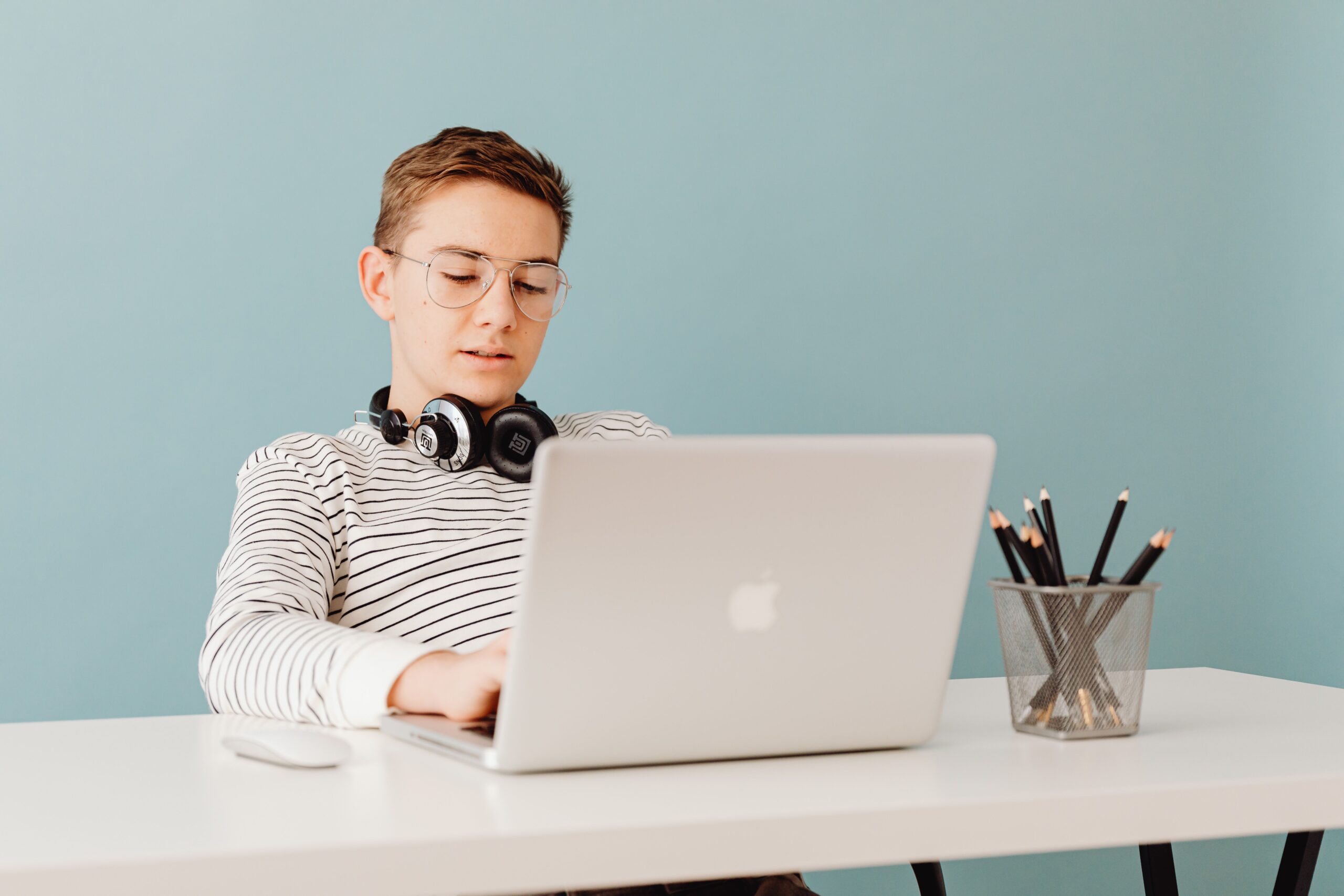 poor posture while using a laptop person with poor posture using a laptop