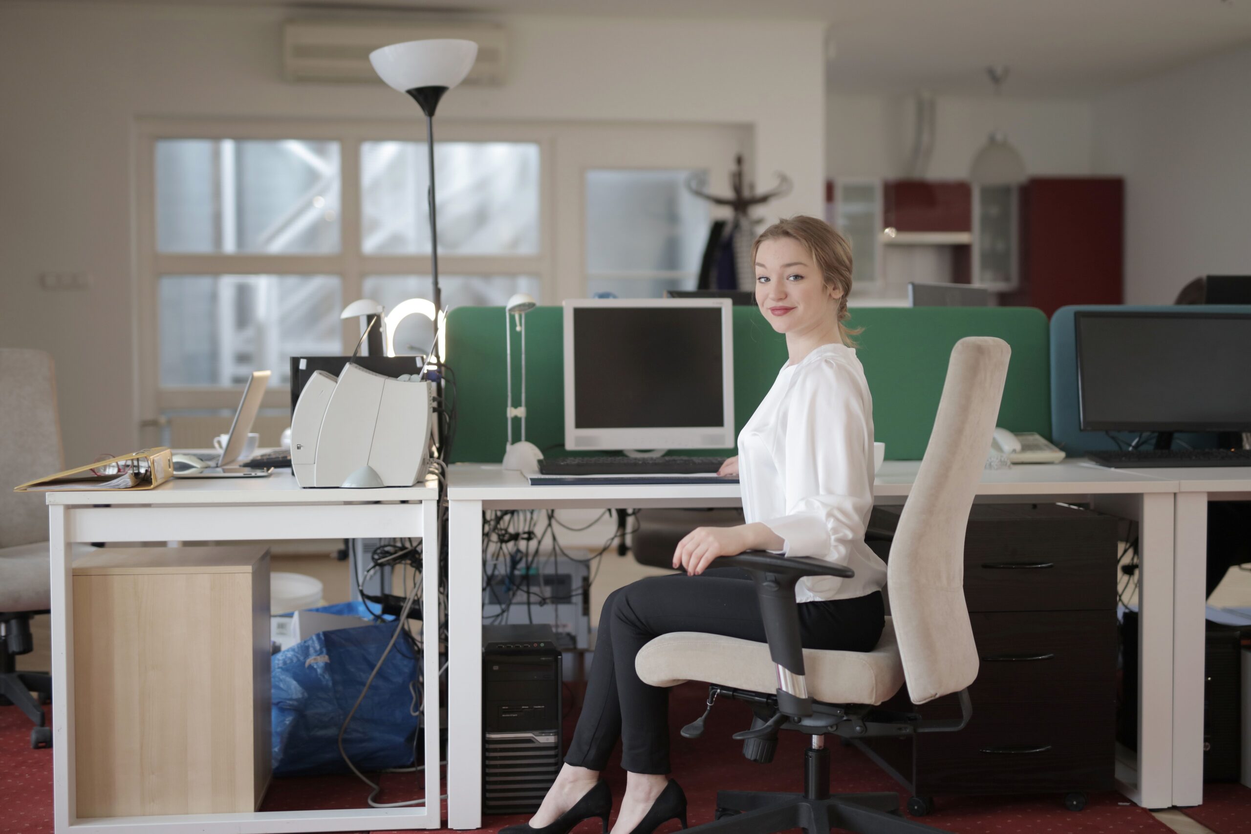 woman sitting at desk demonstration desk ergonomics